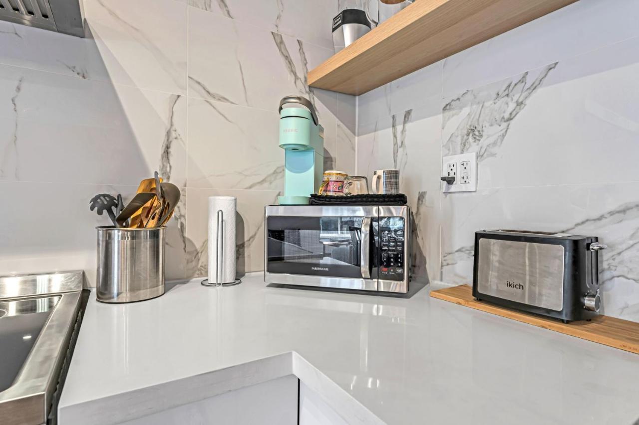Amazing Fully Renovated Apartment On Queen St. トロント エクステリア 写真