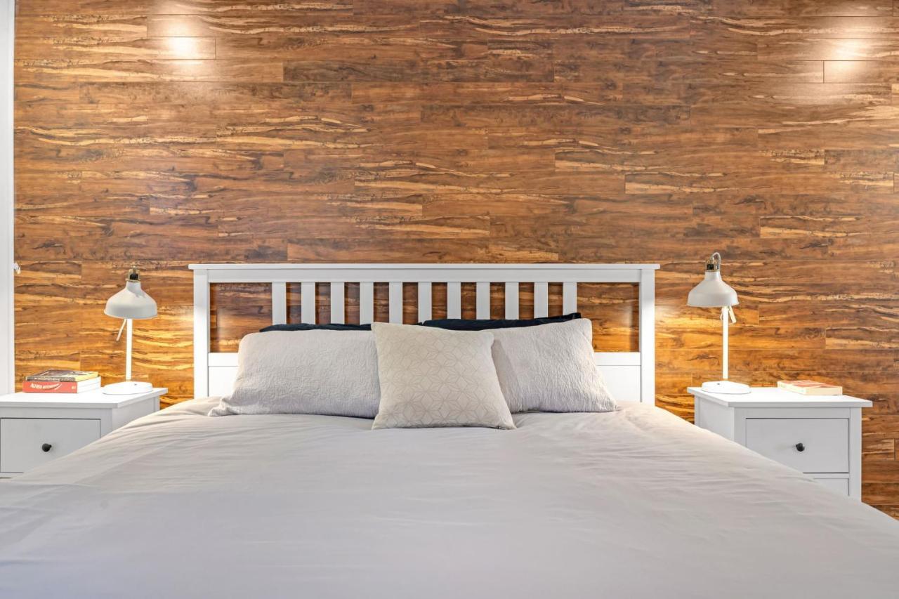 Amazing Fully Renovated Apartment On Queen St. トロント エクステリア 写真