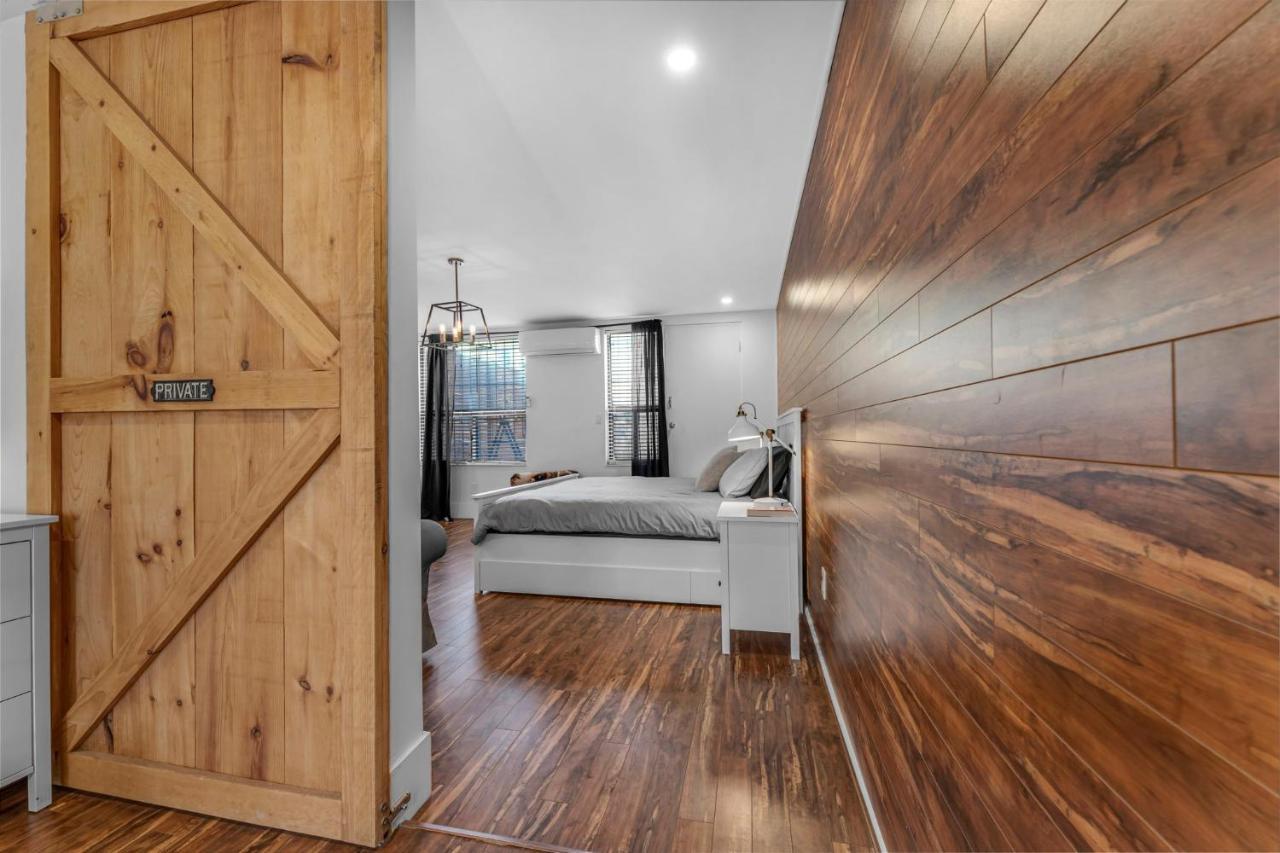 Amazing Fully Renovated Apartment On Queen St. トロント エクステリア 写真