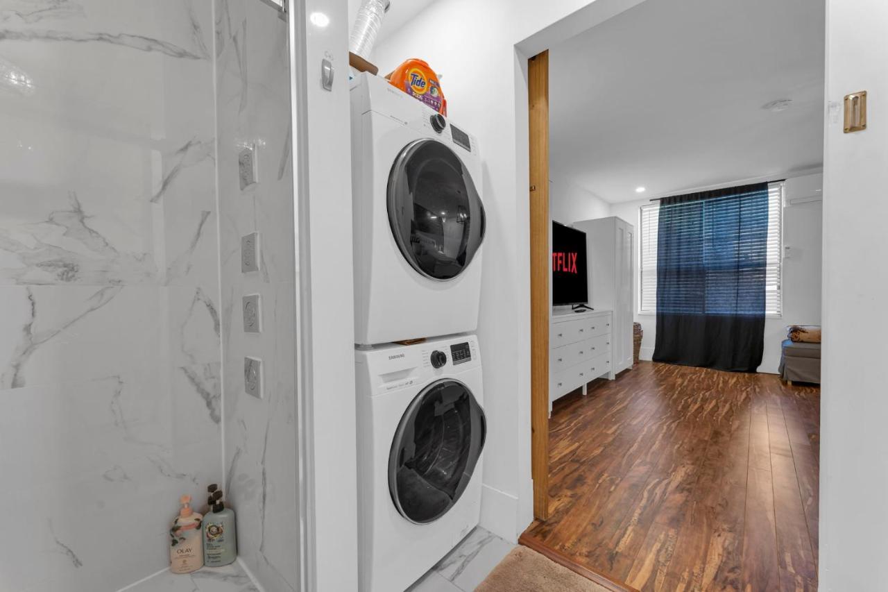 Amazing Fully Renovated Apartment On Queen St. トロント エクステリア 写真