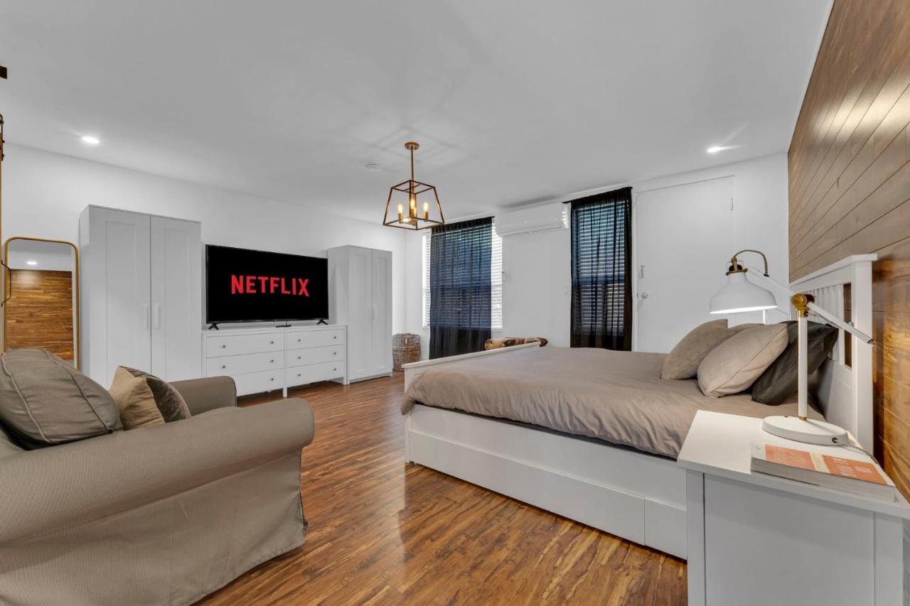 Amazing Fully Renovated Apartment On Queen St. トロント エクステリア 写真