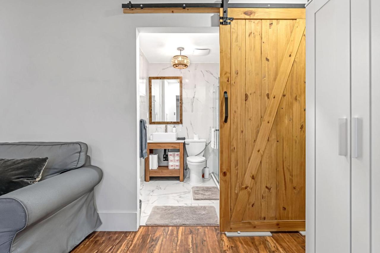 Amazing Fully Renovated Apartment On Queen St. トロント エクステリア 写真