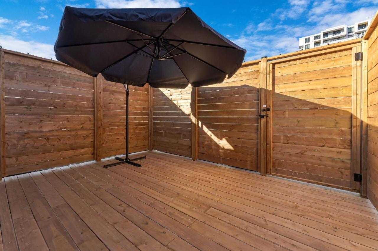 Amazing Fully Renovated Apartment On Queen St. トロント エクステリア 写真